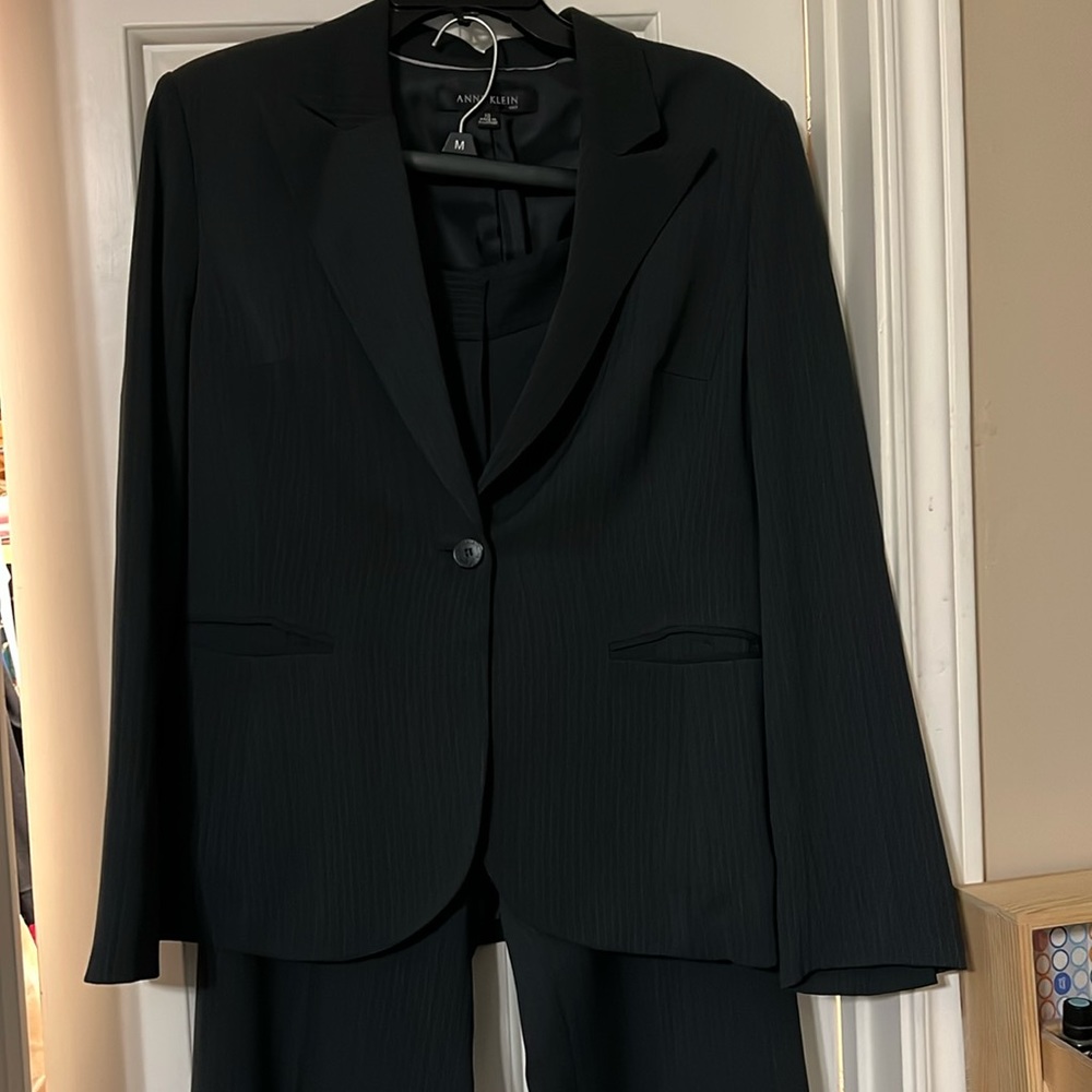 Very nice black pinstrip Anne Klein lined suit, pants & jacket